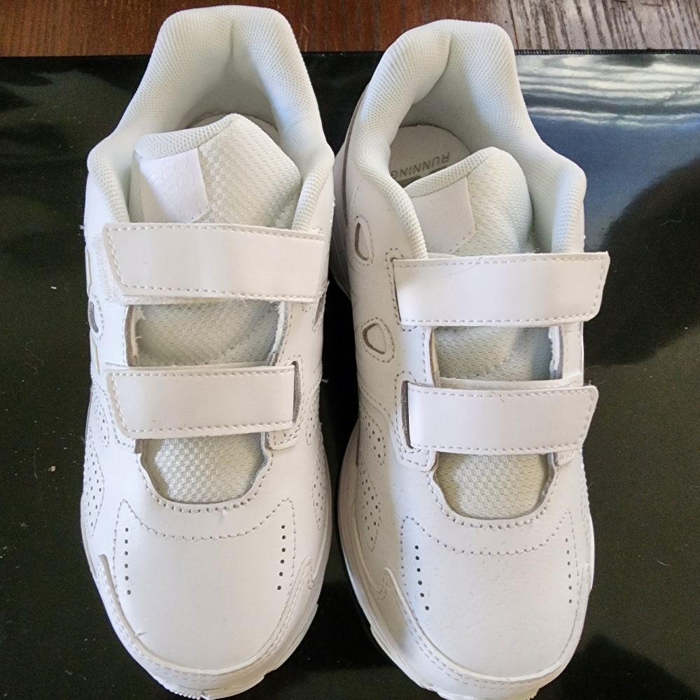 New balance kids velcro shoes size 3